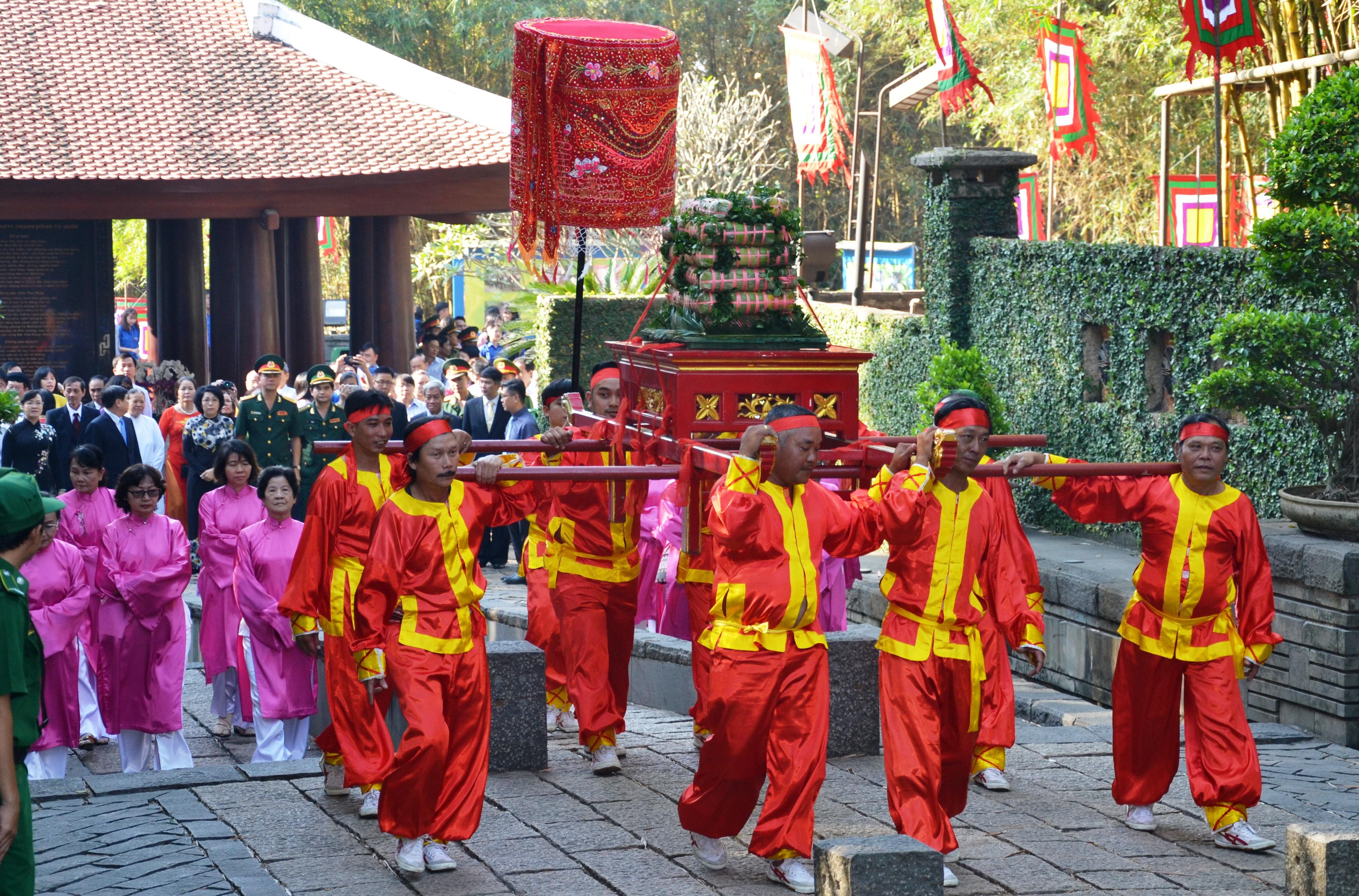 TP Hồ Chí Minh dâng cúng bánh tét Quốc tổ Hùng Vương